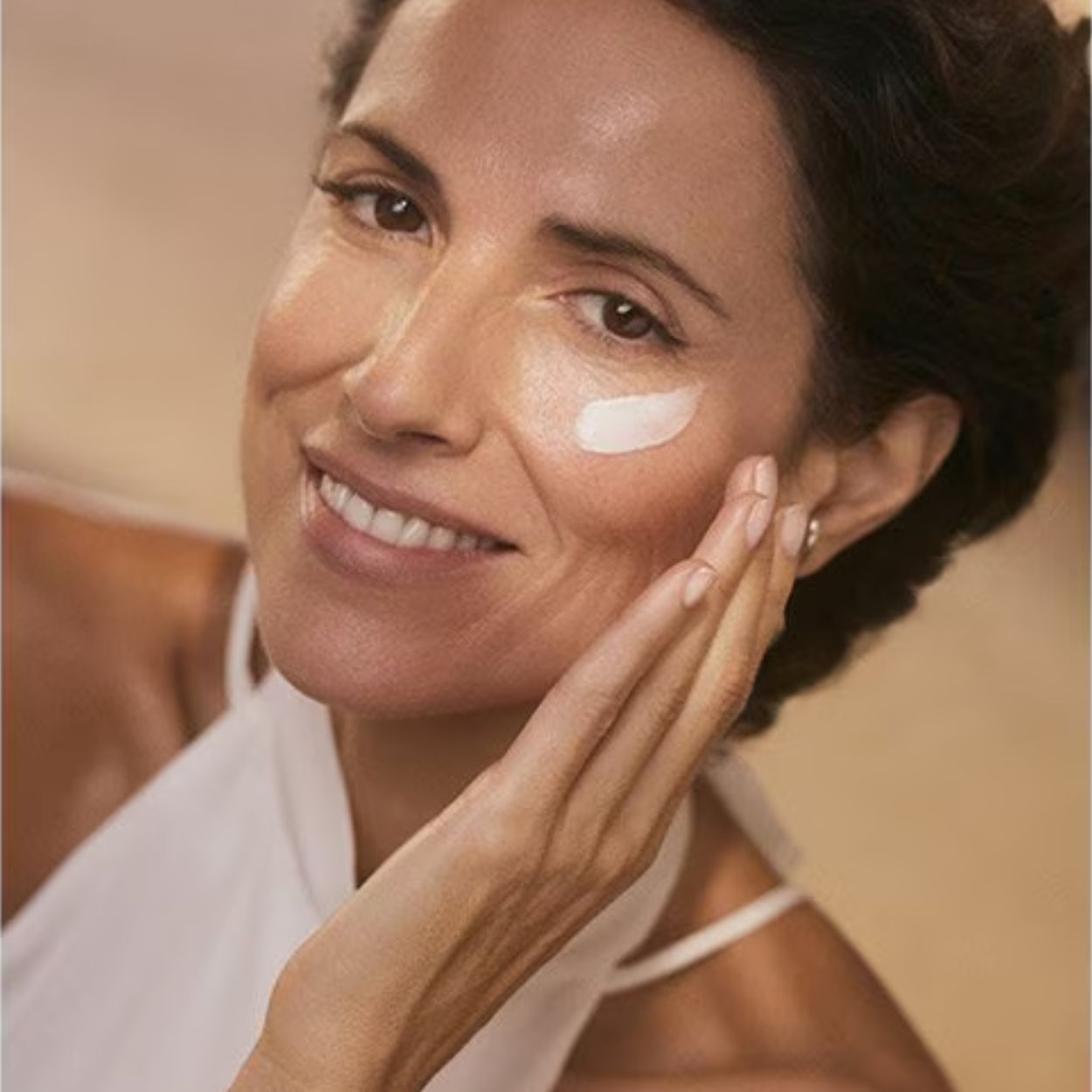Diamond Extreme Cream Rich Texture Model Image