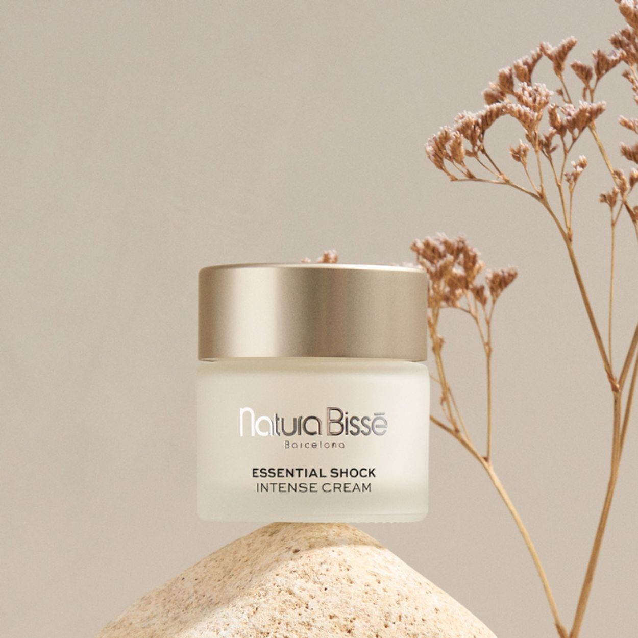 Essential Shock Intense Cream Lifestyle Image 1