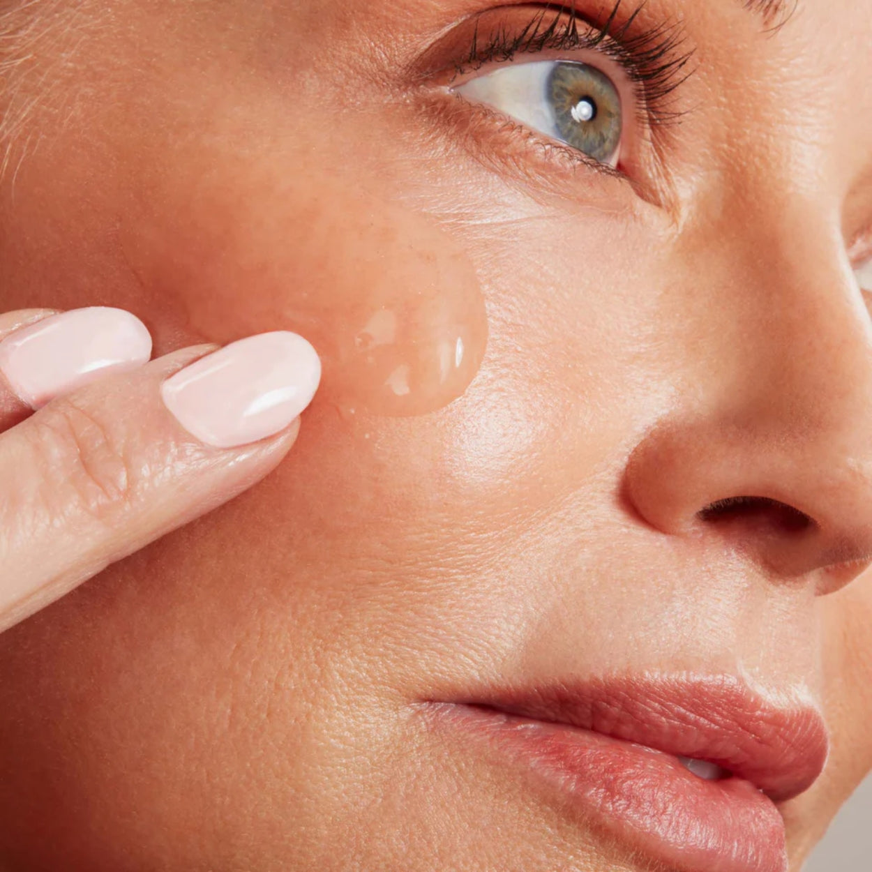 NuFace Aqua Gel Activator Model Image