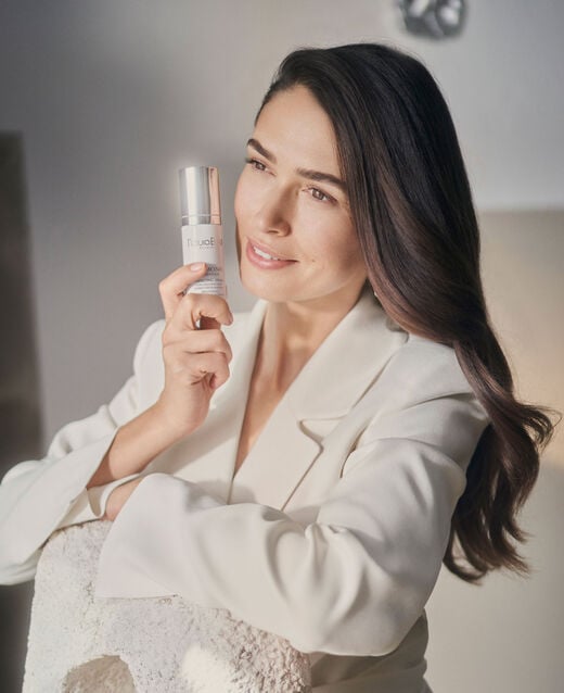 Diamond Luminous Perfecting Serum Lifestyle Image 1