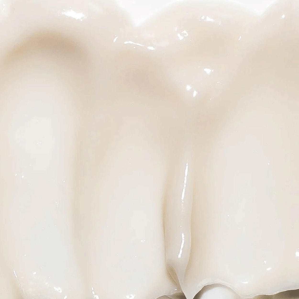 Dr Lara Devgan Advanced-Vitamin-B_E-Recovery-Cream texture Image 1