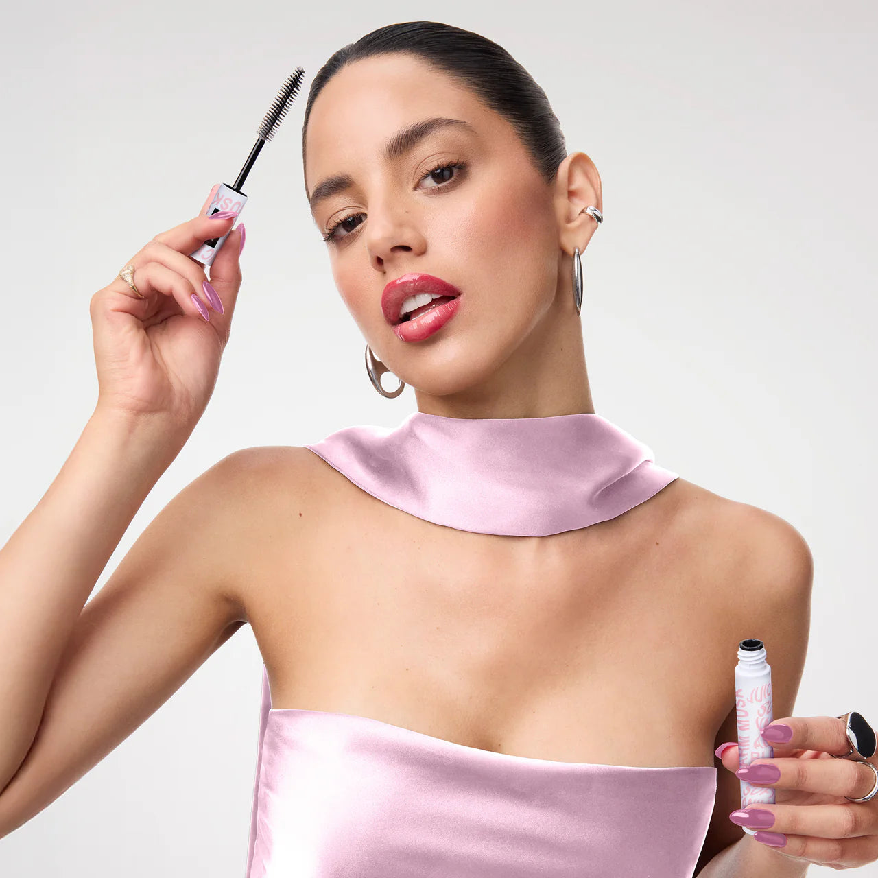 Good Behavior Velvet Muse Frizz And Flyaway Hair Taming Wand Lifestyle Image 3