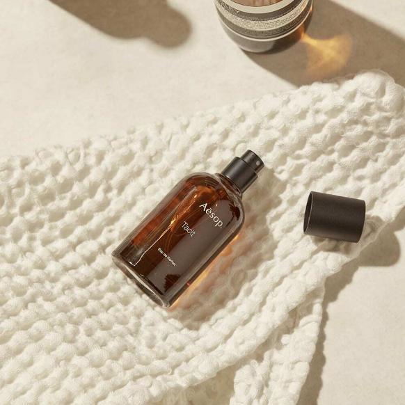 Tacit Eau de Parfum Lifestyle Image 3