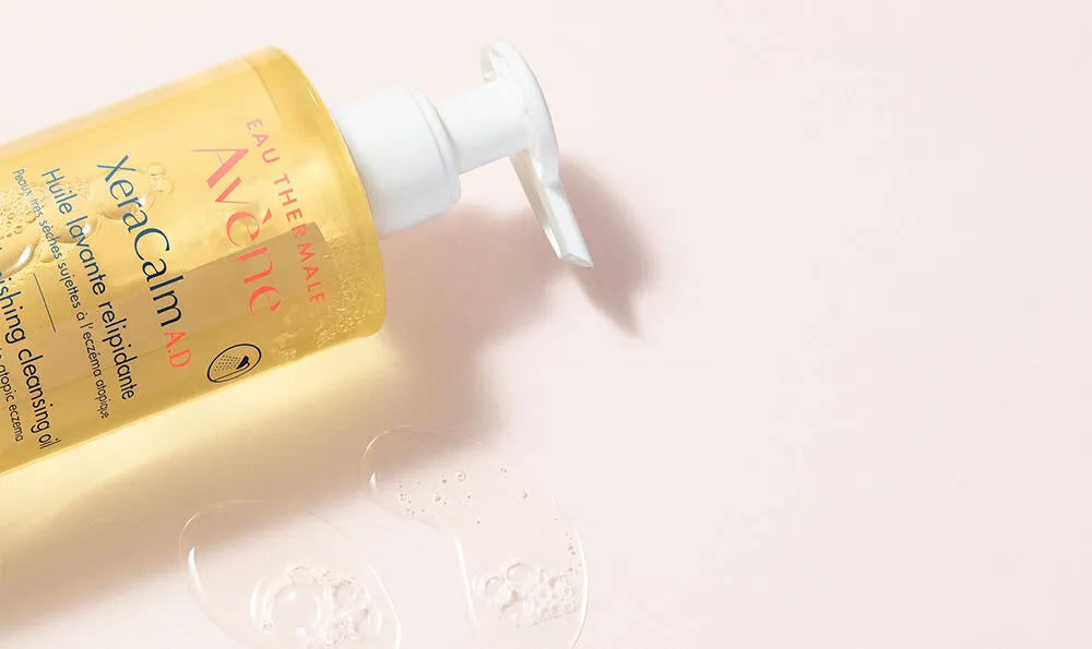 XeraCalm A.D Lipid-Replenishing Cleansing Oil lifestyle Image 1